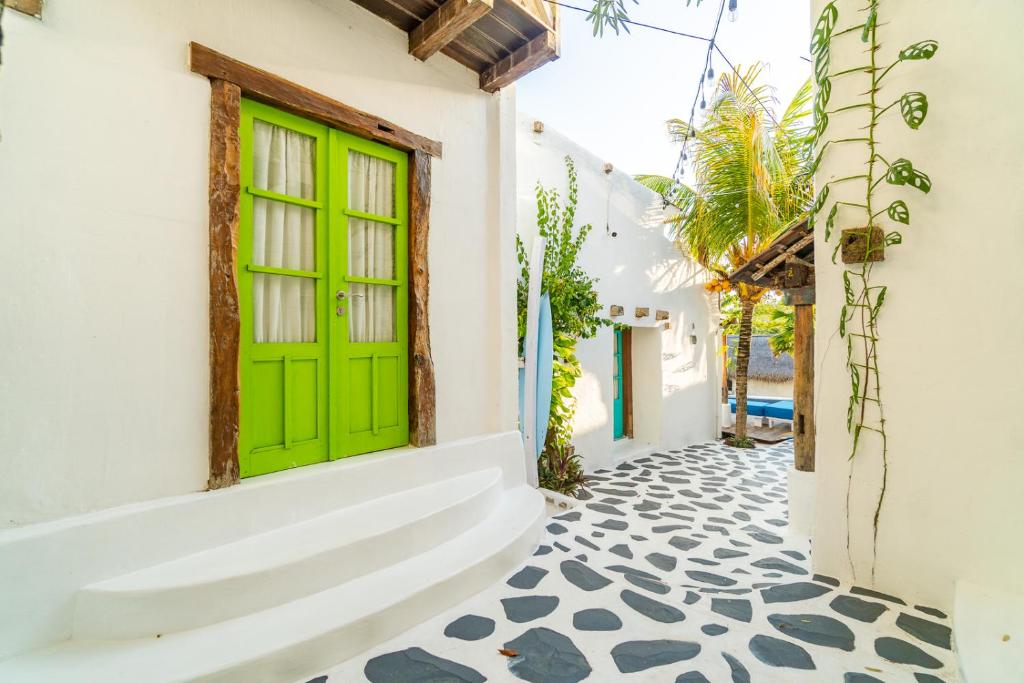 Готовый гостевой дом и ресторан на продажу в Padang Padang, Uluwatu