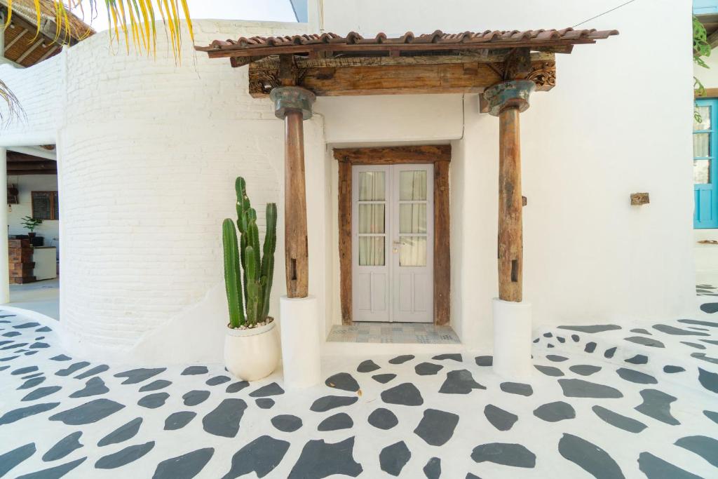 Готовый гостевой дом и ресторан на продажу в Padang Padang, Uluwatu