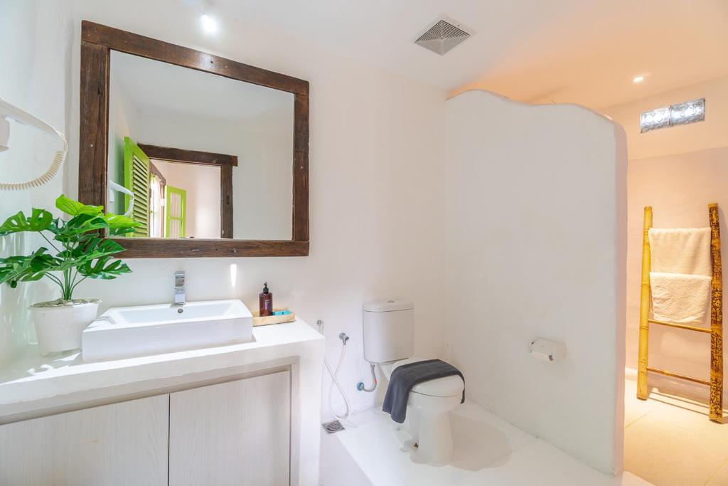 Готовый гостевой дом и ресторан на продажу в Padang Padang, Uluwatu